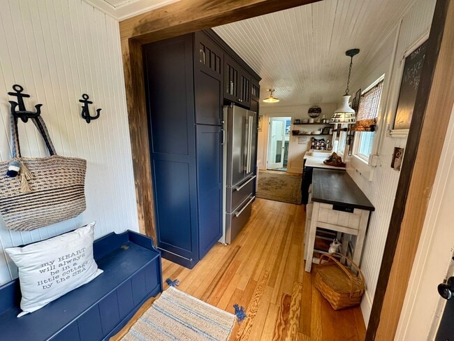 Building Photo - Black Raven Cottage in Historic Seaview ~ ...