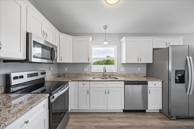 Building Photo - **Discover Your Dream Home in Marion Oaks**