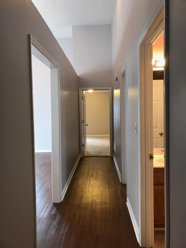 Building Photo - 881 Gerardi Rd