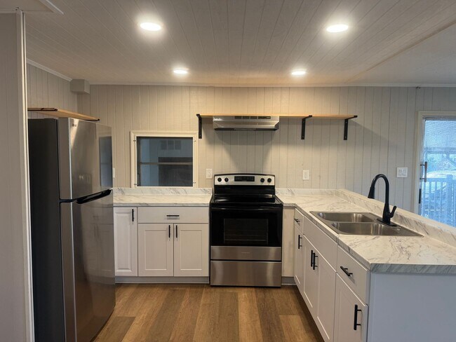 Building Photo - 3 bedroom 2 bath