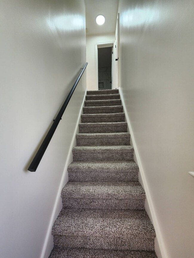 Building Photo - Charming 3-Bedroom Property in Prime Location