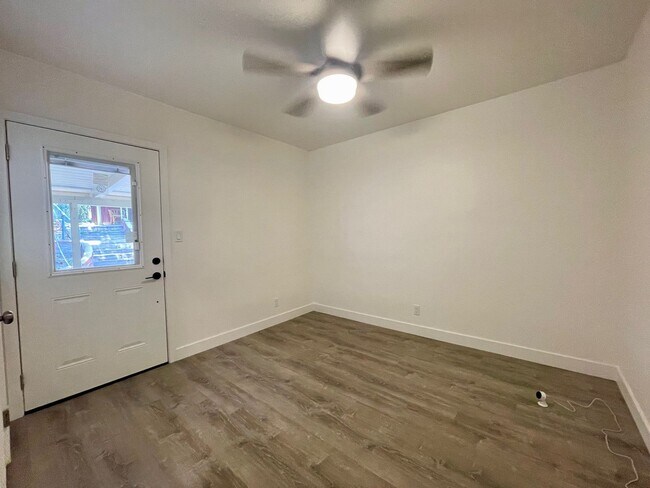 Building Photo - Fully Remodeled 4 Bedroom 2.5 Bathroom in ...