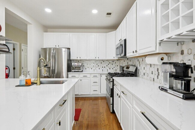 Building Photo - 273 Roslyn Ct