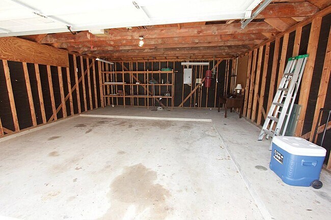 Building Photo - 1615 Greenleaf Oaks Dr