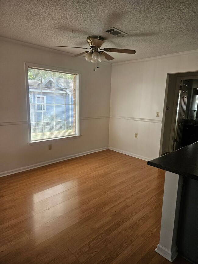 Building Photo - Available Now! MOVE IN SPECIAL HALF OFF FI...