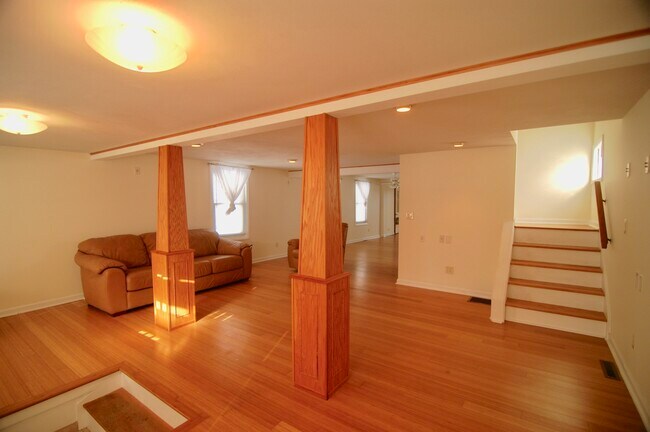 Building Photo - 7099 Lakeshore Rd