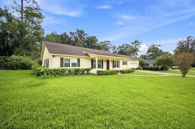 Building Photo - Spacious 3-Bedroom Rental on .39 Acres in Desirable SE Ocala!