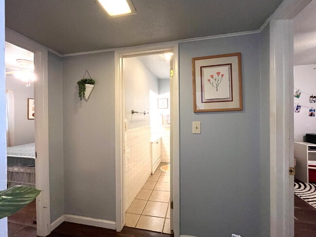 Building Photo - 2 bedroom- Walk to Campus!!