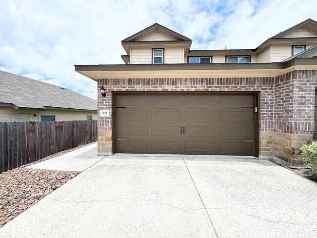 Building Photo - Two Story Townhome in New Braunfels