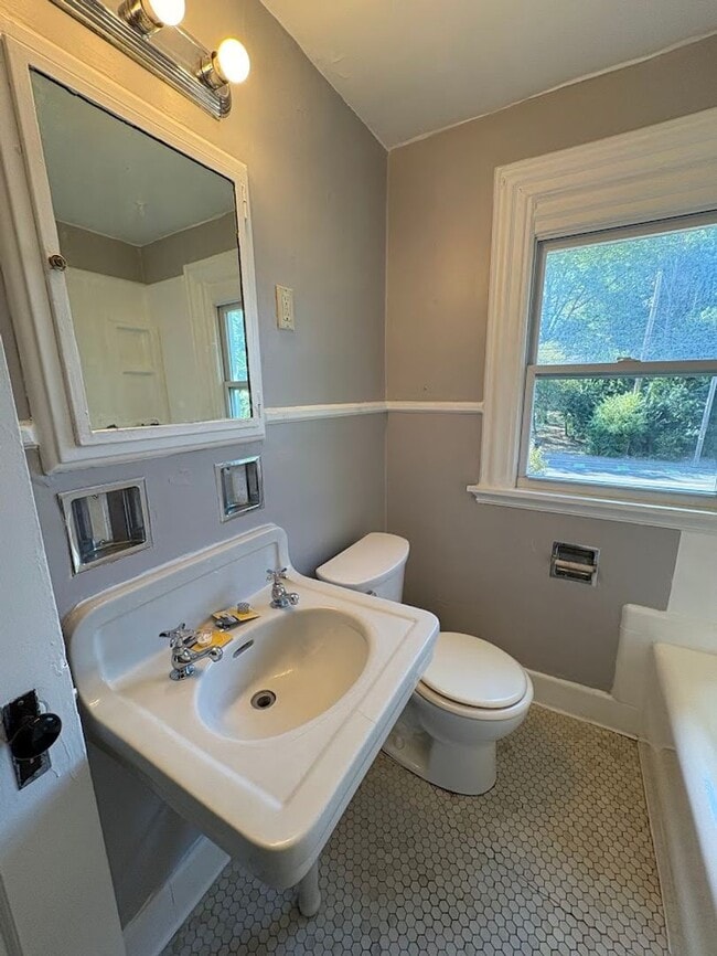 Building Photo - Three bedroom two bathroom home for rent