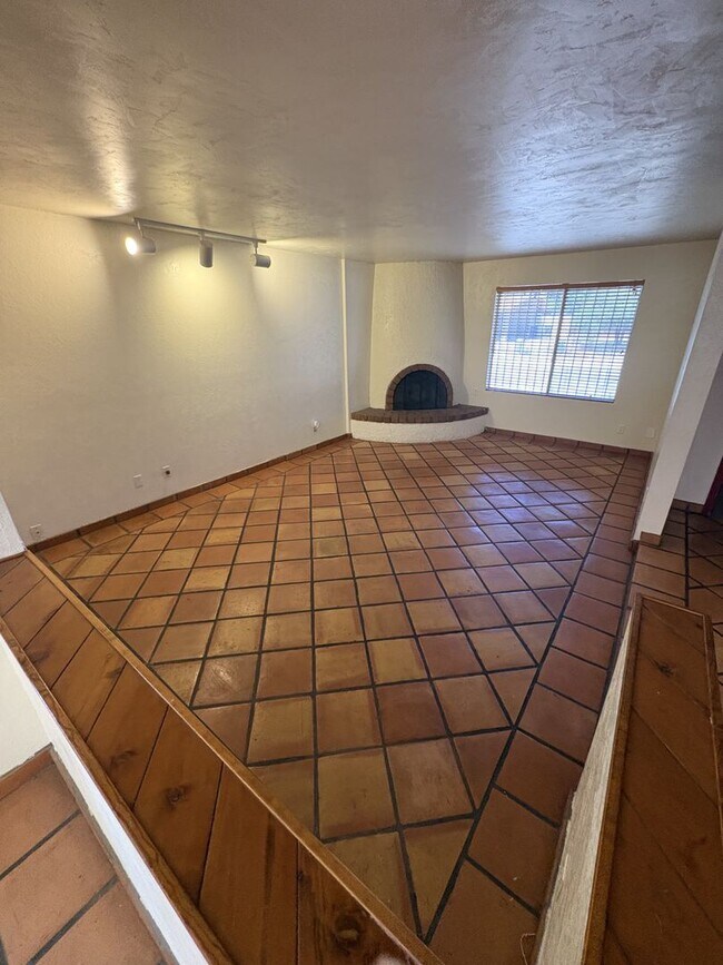 Building Photo - Convenient location in Midvale Park Close to all your needs