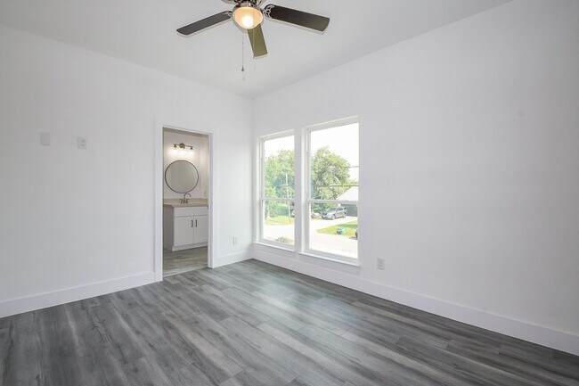 Building Photo - 4438 Aledo St