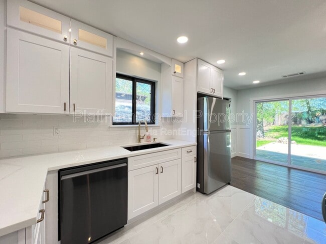 Building Photo - 1331 Buttercup Ct