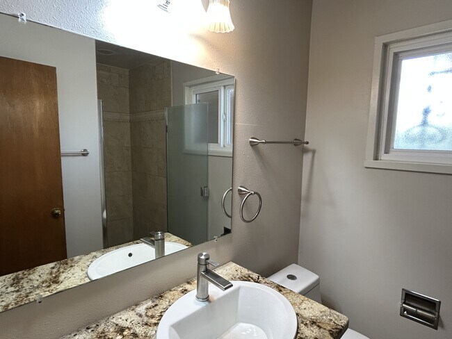 Building Photo - 2712 Palomas Dr NE