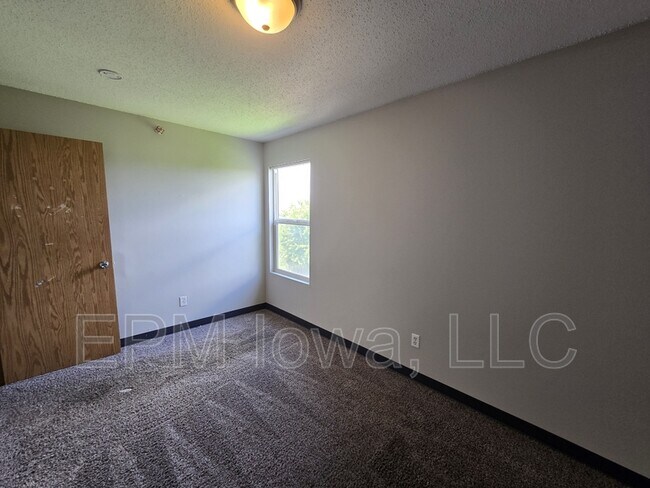 Building Photo - 60 Miller Ave SW