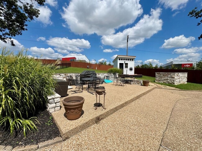 Building Photo - Executive NWA home with POOL and SHOP