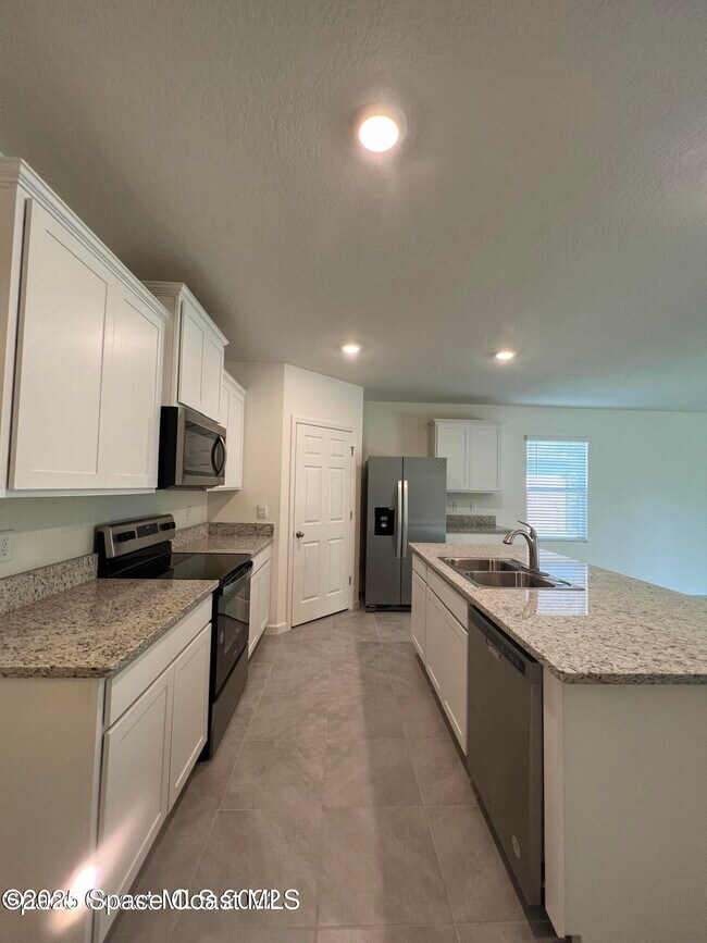 Building Photo - 7459 Tourmaline Dr