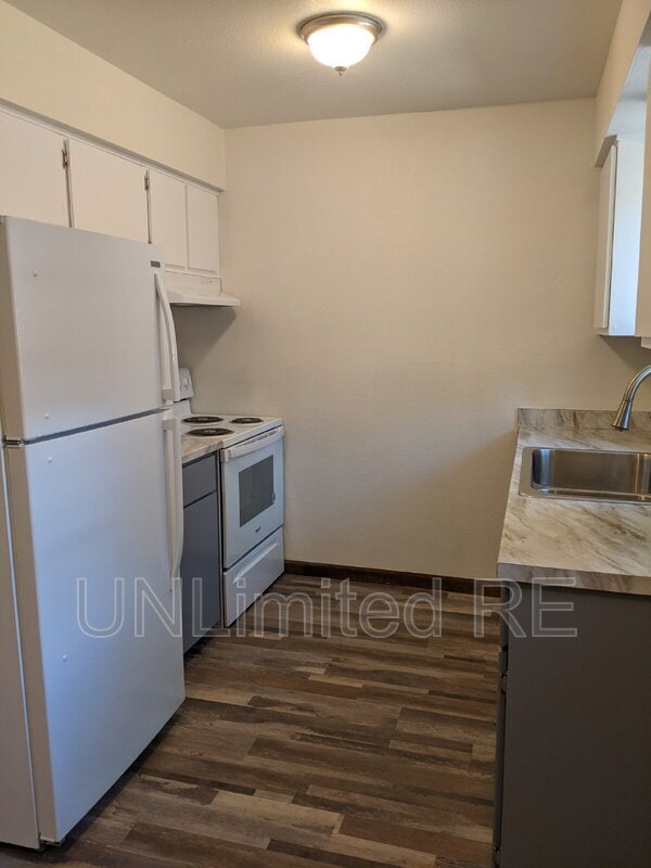 Building Photo - 321 N Park St