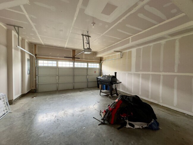 Building Photo - Charming 4 Bedroom/3.5 Bathroom in New WIn...