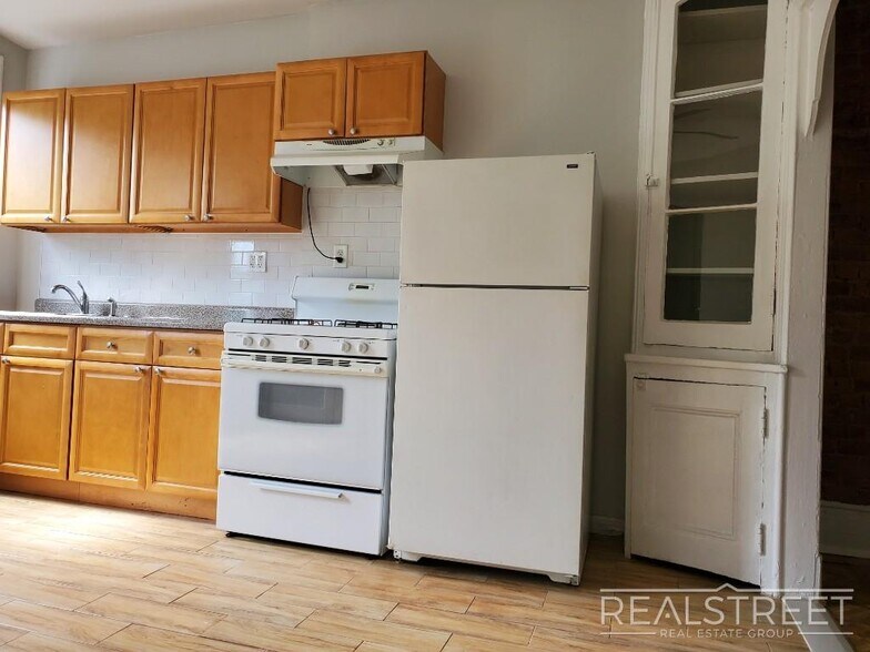 Building Photo - Huge Floor-Through 1 Bedroom with Private Backyard