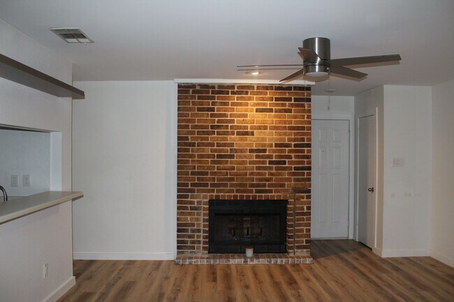 Building Photo - 2106 Rainbow Dr