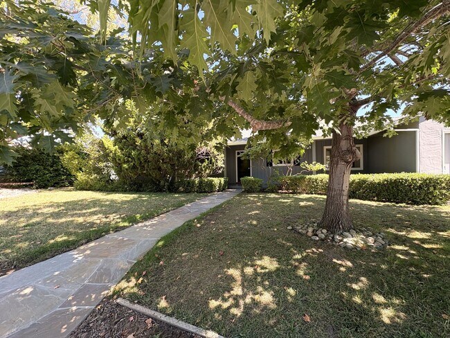 Building Photo - Charming 3BR/2BA Home in West Menlo Park