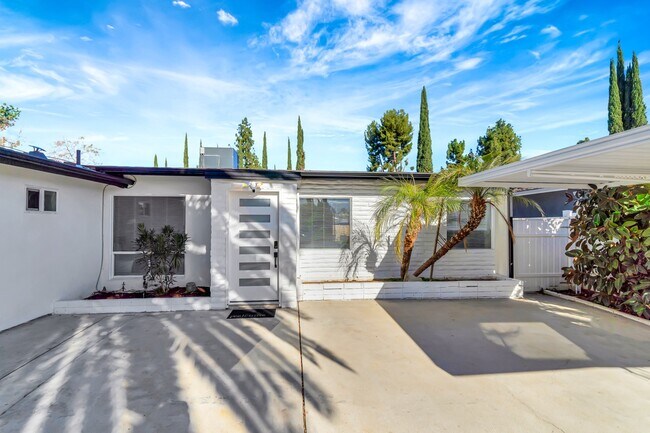 Building Photo - 22998 Valerio St