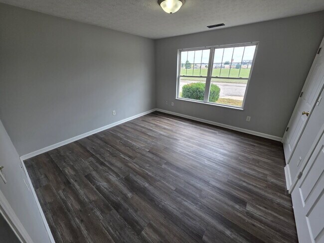 Building Photo - 41 Pine Dr