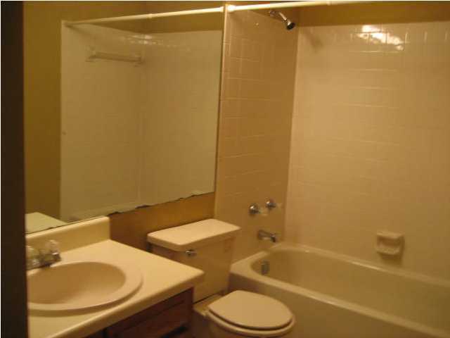 Building Photo - 1008 Pineview Blvd