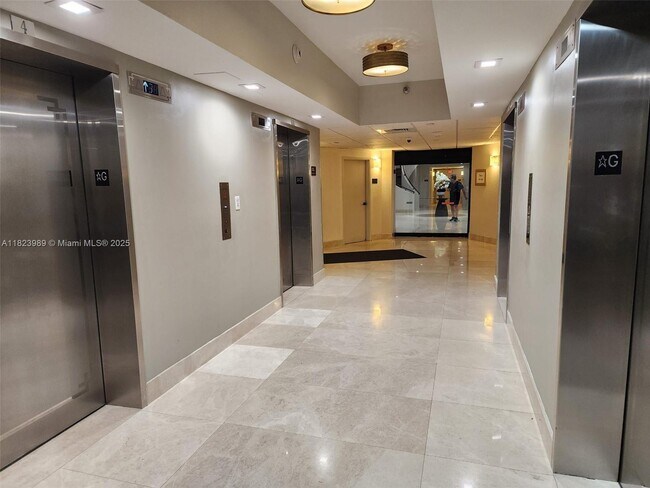 Building Photo - 3500 Mystic Pointe Dr
