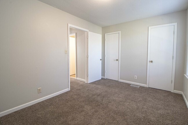 Building Photo - 810 Golf View Pl