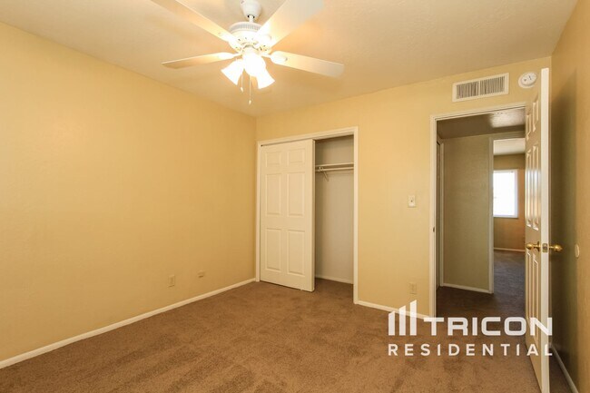 Building Photo - 3308 E Bloomfield Rd