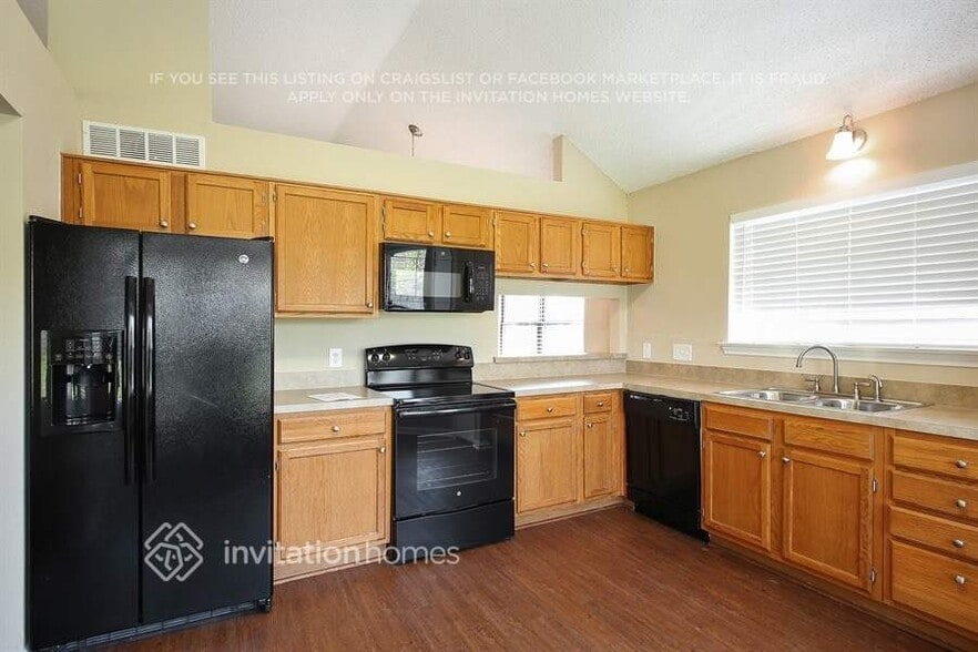 Building Photo - 4800 Hollow Tree Dr