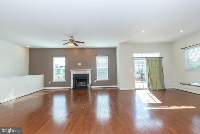 Building Photo - 15 Flag Ct