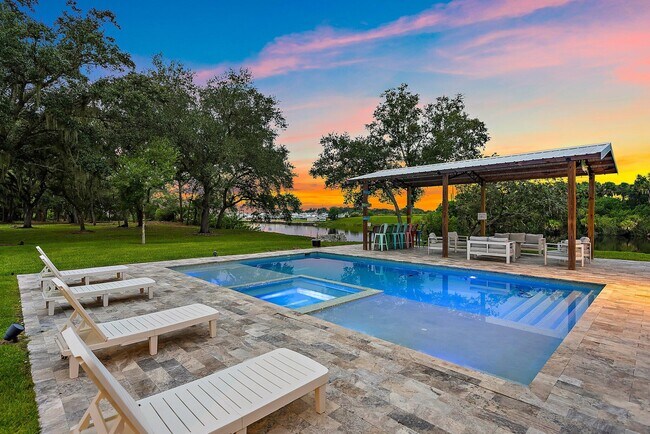 Building Photo - 12955 SW Kanner Hwy