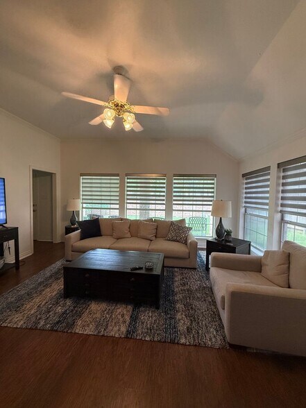 Building Photo - 1616 Villa Ct