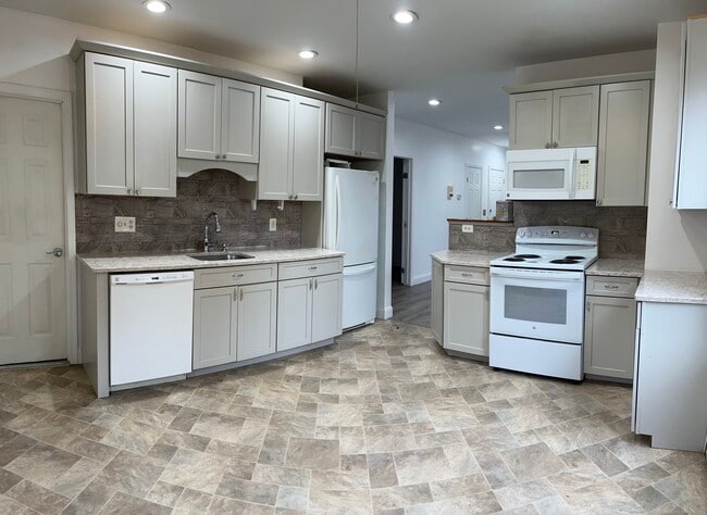 Building Photo - 120 Maltby St