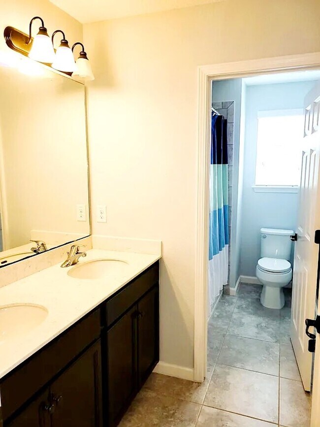 Building Photo - Spacious 4-Bedroom Home in Amelia Walk wit...