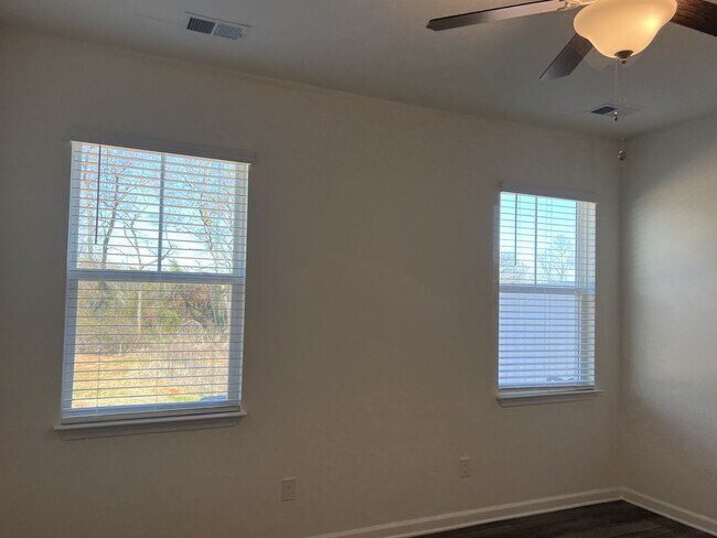 Building Photo - $1,000 Off First Full Month Rent