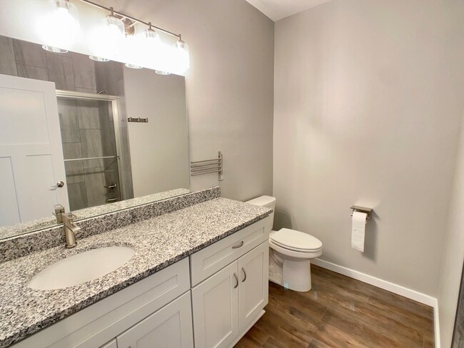 Building Photo - 207 E 4th St