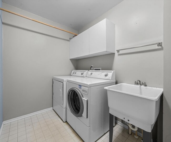 Building Photo - 1696 Reserve Ct