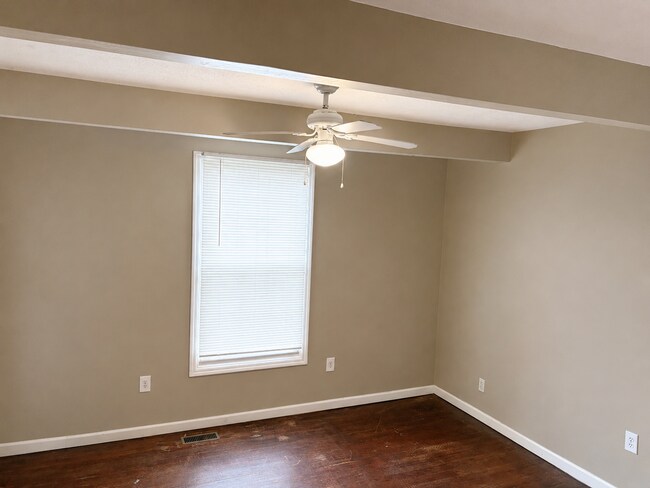 Building Photo - 640 Golfview Dr