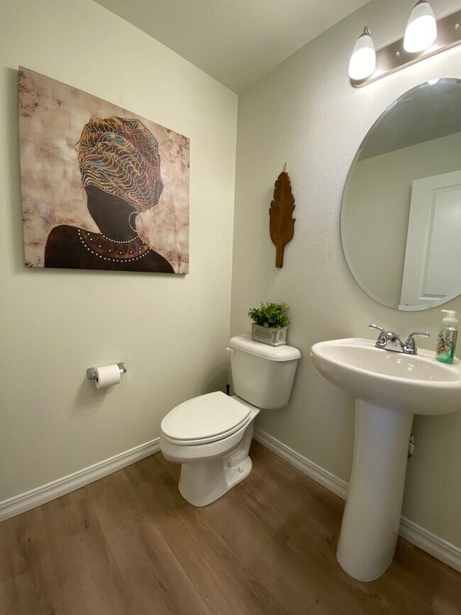 Building Photo - Stunning 3 Bedroom in NE Springs!