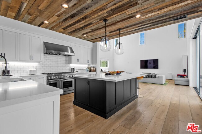 Building Photo - 23477 Palm Dr