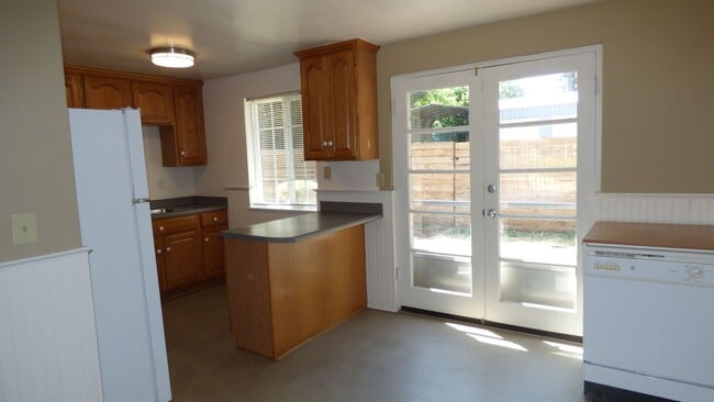 Building Photo - Rent Special: $500 Off First Full Months R...