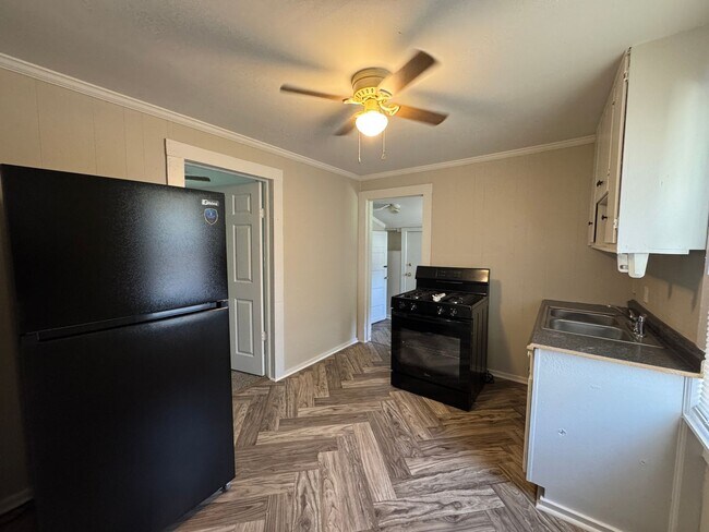 Building Photo - Move-in Ready!