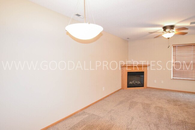 Building Photo - 2 bedroom 2 bath Urbandale Townhouse