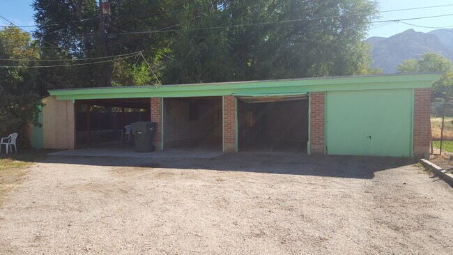 Building Photo - 3plex - Van Buren