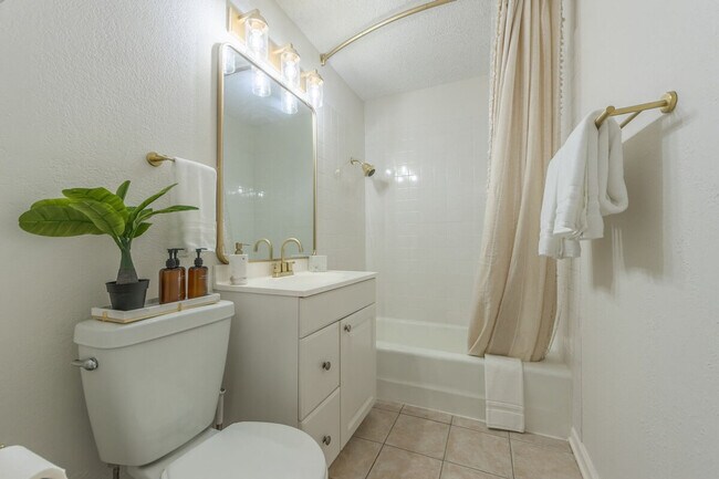 Building Photo - 4945 N Euclid Ave