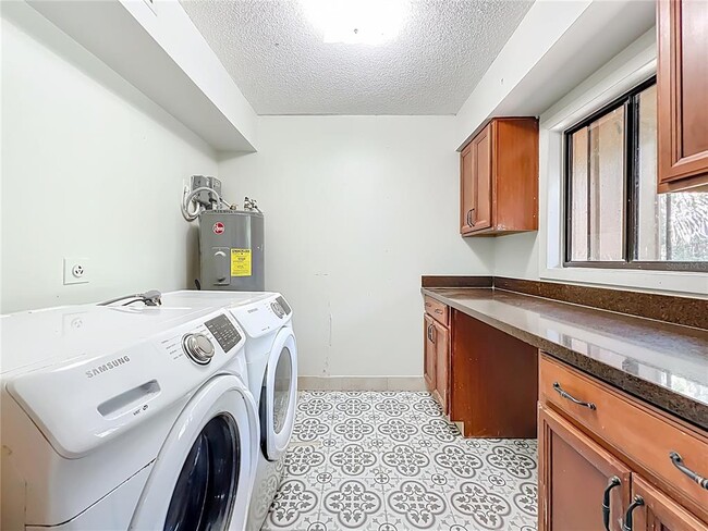 Building Photo - 233 Crown Oaks Way